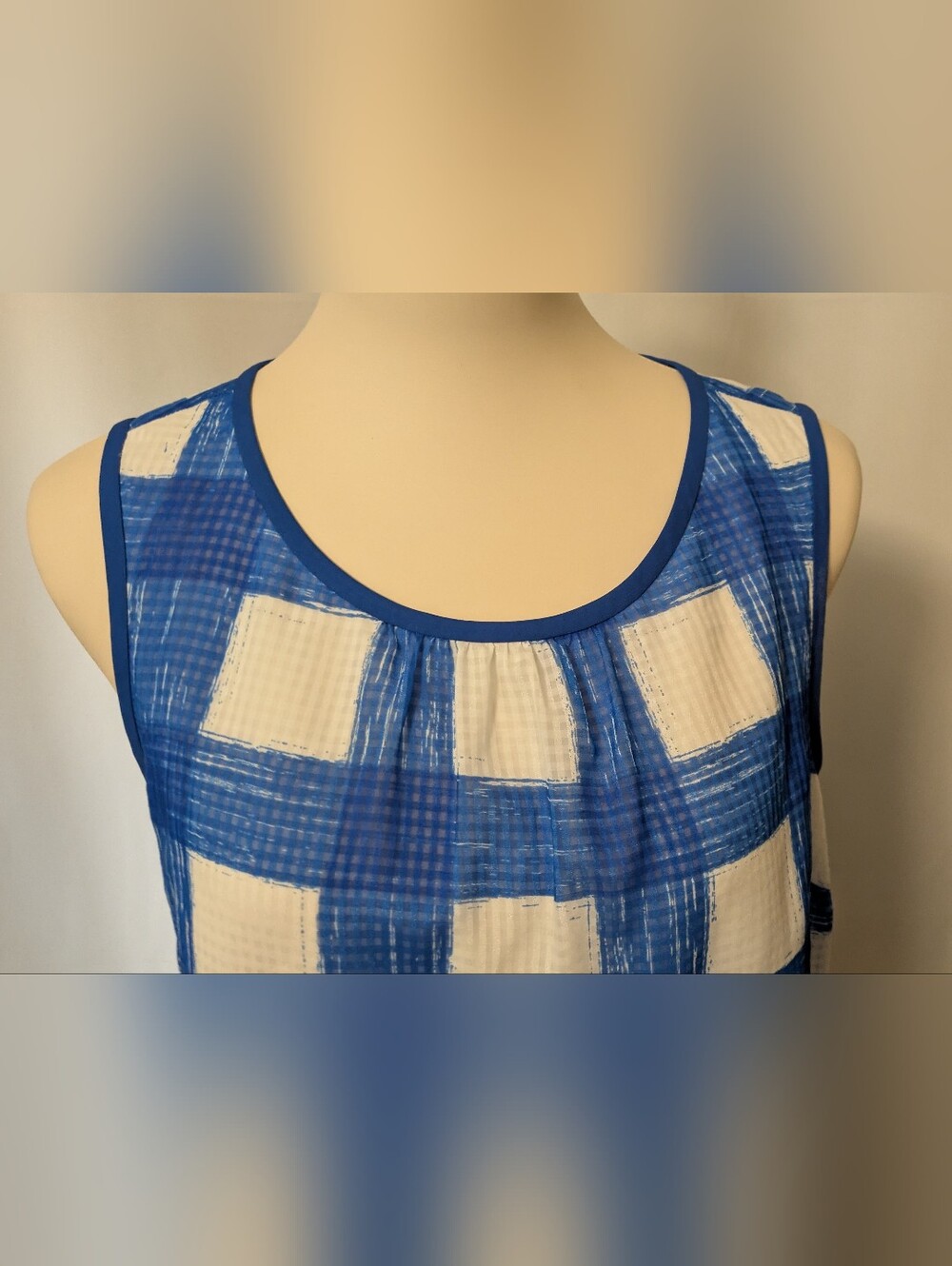 🎇🎆Vineyard Vines Blue and White Trimmed Plaid Top